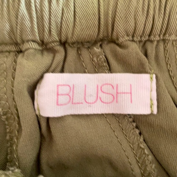 Khaki green flowy shorts - Picture 2 of 3